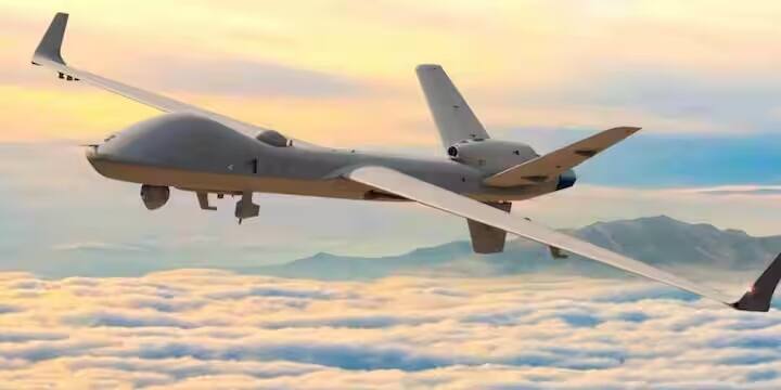 પોલેન્ડ પાસે 1,000 થી વધુ ડ્રૉન છે, જેમાં વોરમેટ જેવા આત્મઘાતી ડ્રોનનો સમાવેશ થાય છે. આ ઉપરાંત, ઓર્લિક અને ઓર્બિટર જેવા ડ્રૉન પણ તેના કાફલાનો ભાગ છે.