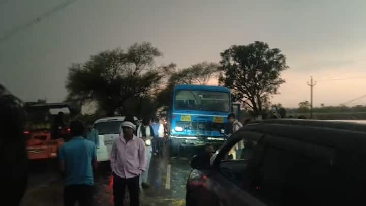 सायंकाळी 5 वाजतापासून वाहतूक खोळंबल्यानं दुतर्फा शेकडो वाहनांच्या रांगा लागल्या होत्या. रात्री 8 वाजताच्या सुमारास वाहतूक सुरू झाली.