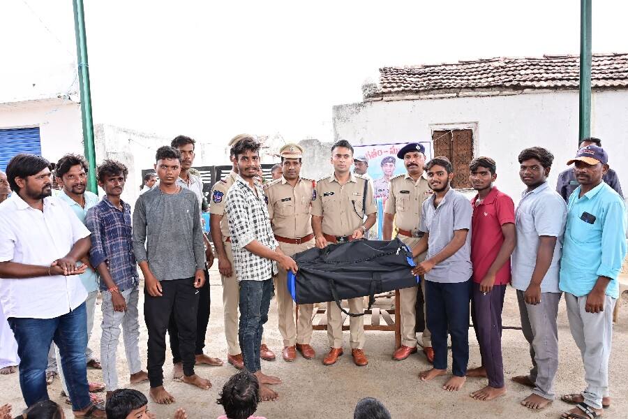 Adilabad News: అడవిలో 7 కిలోమీటర్లు బైక్ పై ప్రయాణించిన ఆదిలాబాద్ ఎస్పీ, ఎందుకో తెలుసా..?