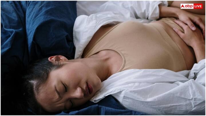 स्मोकिंग को किडनी कैंसर के प्रमुख कारणों में से एक माना जाता है. इंटरनेशनल एजेंसी फॉर रिसर्च ऑन कैंसर (IARC) और यूनाइटेड स्टेट्स डिपार्टमेंट ऑफ हेल्थ एंड ह्यूमन सर्विसेज के मुताबिक, स्मोकिंग करने वालों में किडनी कैंसर का खतरा 30 फीसदी तक बढ़ जाता है. अहम बात यह है कि स्मोकिंग छोड़कर इस खतरे को कम किया जा सकता है.