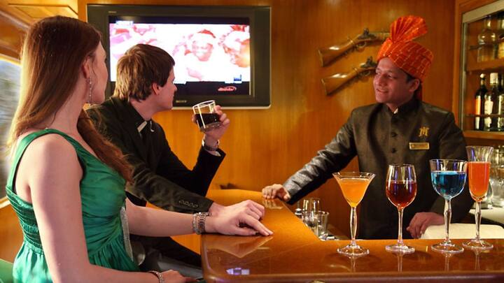 इस ट्रेन का किराया इसके रूट और केबिन क्लास पर निर्भर करता है. अगर आप दिल्ली-आगरा-रणथंबौर-जयपुर रूट के लिए महाराजा एक्सप्रेस का सबसे सस्ता टिकट खरीदते हैं तो यह आपको 4 लाख 13 हजार का पड़ेगा.