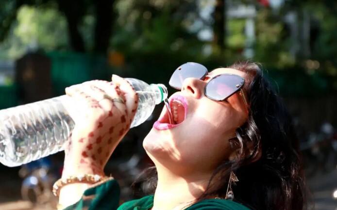 હવામાન વિભાગના જણાવ્યા અનુસાર, આ અઠવાડિયાના અંત સુધીમાં દિલ્હીને ગરમીના મોજાથી રાહત મળી શકે છે. શનિવાર અને રવિવારે વરસાદ અને વાવાઝોડાની શક્યતા છે, જેના કારણે તાપમાનમાં ઘટાડો થઈ શકે છે.