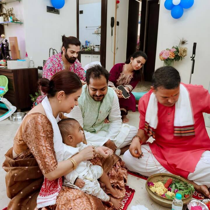 वहीं उनके पति शहनवाज कुर्ता पायजामा के साथ जैकेट पहने अपने बेटे के साथ पूजा में बैठे दिखे.