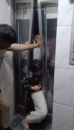 ग्रेटर नोएडा में एक ही परिवार के 6 लोग लिफ्ट में फंसे, पुलिस ने की मदद, सामने आईं तस्वीरें