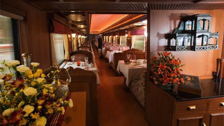 इसके हर कोच में शॉवर वाले बाथरूम और दो मास्टर बेडरूम हैं, ताकि लोग परिवार के साथ भी मजे सकें. पैसेंजर्स के लिए हर कोच में एक मिनी बार दिया हुआ है.