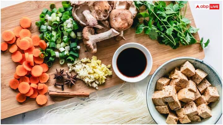 સોયાબીનમાંથી બનેલા ટેમ્પેહ અને ટોફુ પણ શાકાહારીઓ માટે પ્રોટીનના ઉત્તમ સ્ત્રોત છે.  100 ગ્રામ ટેમ્પેહમાં લગભગ 19 ગ્રામ પ્રોટીન હોય છે, જ્યારે 100  ગ્રામ ટોફુમાં લગભગ 8-10  ગ્રામ પ્રોટીન હોય છે. આ બે ચીઝ જેવી વસ્તુઓ ચિકન અને મટન કરતાં ઓછી ચરબી સાથે વધુ પોષક તત્વો પૂરા પાડે છે.