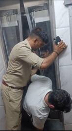 112 पर कॉल मिलते तत्काल प्रभाव से पीआरबी मौके पर पहुंची और उसे पर मौजूद सिपाहियों ने एक रोड की मदद से लिफ्ट को खोल और कड़ी मशक्कत करते हुए सभी परिवार के लोगों को बाहर निकाल लिया.