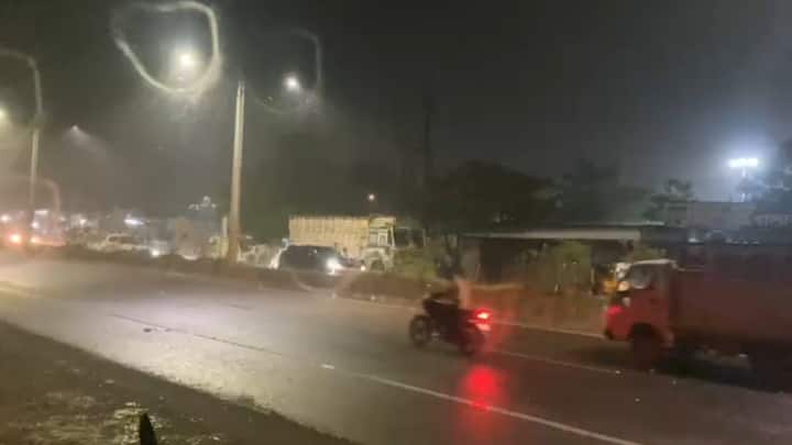 दरम्यान, परभणीतही वादळी वारे, विजांचा कडकडाट आणि जोरदार पाऊस बरसला. संध्याकाळी सर्वत्र जोरदार पाऊस सुरू झाल्याने रस्त्यावर पाणी साचायला सुरुवात झाली होती. जून महिन्यातला हा पहिलाच मोठा पाऊस झाला.