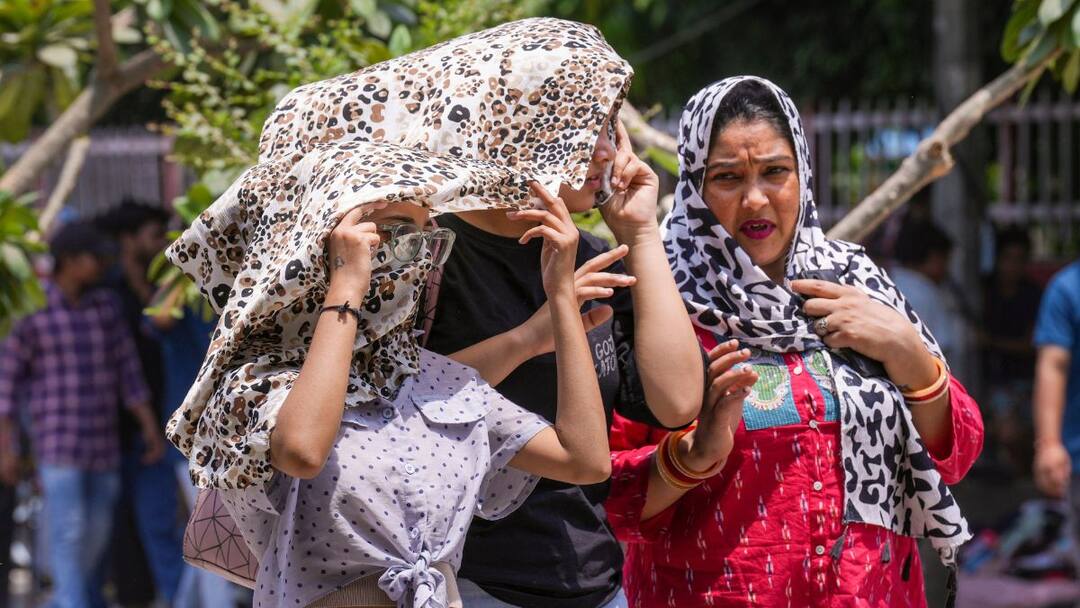 Delhi Weather: दिल्ली में गर्मी से रहें बचकर! मौसम विभाग ने जारी किया अलर्ट, लोगों को दी गई ये सलाह Delhi Weather Update IMD issues Orange Alert Temperature Reached 44 Degrees Heatwave Forecast Today Delhi Weather: दिल्ली में गर्मी से रहें बचकर! मौसम विभाग ने जारी किया अलर्ट, लोगों को दी गई ये सलाह