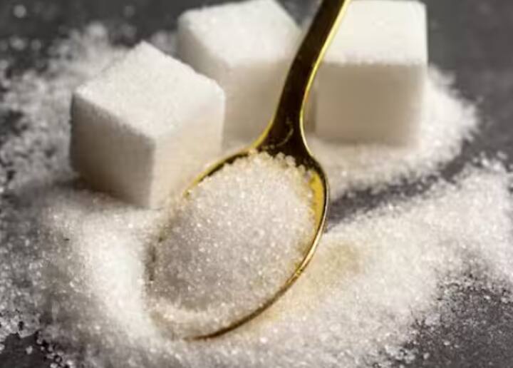 ਜ਼ਿਆਦਾ ਖੰਡ: ਖੰਡ ਸ਼ੂਗਰ ਦੇ ਖਤਰੇ ਨੂੰ ਵਧਾਉਂਦੀ ਹੈ ਅਤੇ ਸ਼ੂਗਰ ਗੁਰਦੇ ਫੇਲ੍ਹ ਹੋਣ ਦੇ ਸਭ ਤੋਂ ਵੱਡੇ ਕਾਰਨਾਂ ਵਿੱਚੋਂ ਇੱਕ ਹੈ। ਕੋਲਡ ਡ੍ਰਿੰਕਸ, ਮਿਠਾਈਆਂ ਅਤੇ ਬੇਕਰੀ ਪ੍ਰੋਡਕਟਸ ਤੋਂ ਦੂਰ ਰਹੋ। ਇਸਦੀ ਬਜਾਏ ਨੈਚੂਰਲ ਫਲ ਇੱਕ ਬਿਹਤਰ ਆਪਸ਼ਨ ਹਨ।