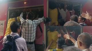 Mumbai Local Train Accident: मुंब्रा लोकल ट्रेन अपघाताच्या दुसऱ्याच दिवशी दिवा स्थानकात भयावह दृश्य, एसी लोकलच्या दरवाजाला प्रवाशी लटकले