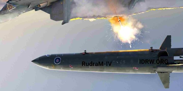 रुद्रम-3 भारत की हाइपरसोनिक क्षमताओं का प्रतीक है. यह मिसाइल Mach 5 से अधिक की स्पीड हासिल कर सकती है और इसकी डिजाइन में 16 कंट्रोल सरफेस लगाए गए हैं ताकि यह अत्यधिक गति पर भी दिशा बदल सके. इसका सेमी-बैलिस्टिक फ्लाइट पैटर्न इसे दुश्मन के रडार से बचने की क्षमता देता है.