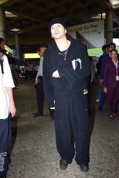 Jackson Wang Pics: सॉन्ग प्रमोशन के लिए मुंबई पहुंचे कोरियन पॉप स्टार जैक्सन वांग, एयरपोर्ट पर पैपराजी को किया नमस्ते