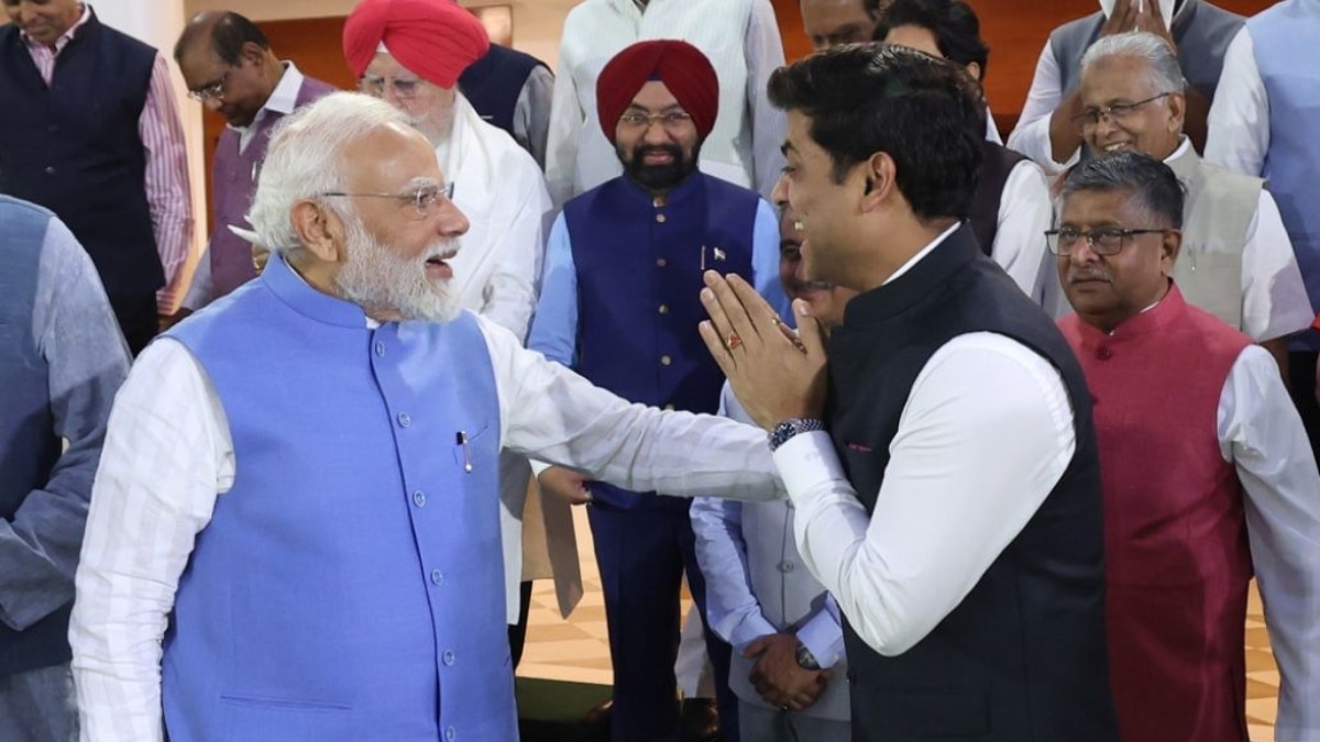 आपने भारत की आवाज को आगे बढ़ाया', पाकिस्तान की पोल खोलकर लौटे डेलीगेशन से मुलाकात पर बोले PM मोदी, देखें PHOTOS
