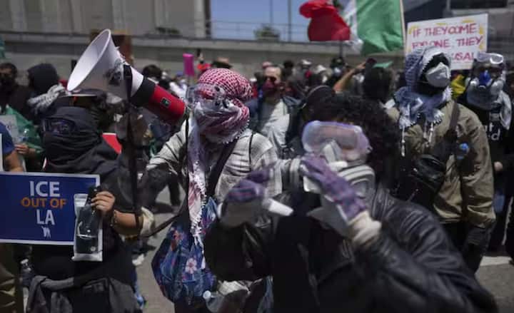 ਅਮਰੀਕੀ ਰਾਸ਼ਟਰਪਤੀ ਡੋਨਾਲਡ ਟਰੰਪ ਵੱਲੋਂ ਇਮੀਗ੍ਰੇਸ਼ਨ ਕਾਨੂੰਨਾਂ 'ਤੇ ਲਏ ਗਏ ਸਖ਼ਤ ਫੈਸਲਿਆਂ ਵਿਰੁੱਧ ਲਾਸ ਏਂਜਲਸ ਅੱਗ ਦੀ ਲਪੇਟ ਵਿੱਚ ਹੈ। ਸ਼ੁੱਕਰਵਾਰ ਨੂੰ, ਸੰਘੀ ਅਧਿਕਾਰੀਆਂ ਨੇ 44 ਪ੍ਰਵਾਸੀਆਂ ਨੂੰ ਹਿਰਾਸਤ ਵਿੱਚ ਲਿਆ।