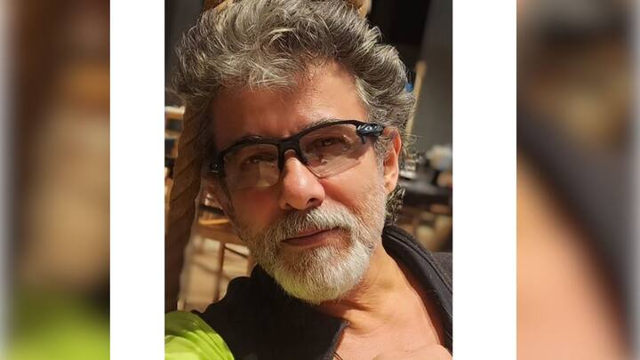 কিন্তু বলিউডে এখন আর সেই দাপট নেই দীপক তিজোরির। অভিনয় ছেড়ে পরিচালনায় মন দিয়েছেন সম্প্রতি। কিন্তু ব্যক্তিগত জীবনেও কম ঝড়ঝাপটা পোহাতে হয়নি অভিনেতাকে।