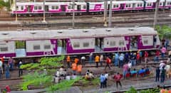 ट्रेनमधून 13 जण पडल्यावर प्रवाशांनी चेन खेचली, पण लोकल थांबलीच नाही; जखमींना टेम्पोतून रुग्णालयात नेलं