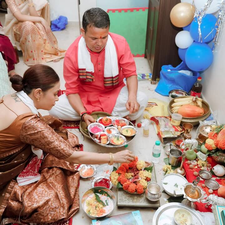 पोस्ट शेयर करते हुए देवोलीना ने कैप्शन में लिखा- 'हाथ जोड़कर और कृतज्ञता से भरे दिल से, हमने अपने प्यारे बेटे का अन्नप्राशन मनाया, जॉय ने अन्न (चावल) का पहला पवित्र स्वाद चखा.'