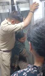 लिफ्ट से बाहर निकालने के बाद उन लोगों ने पुलिस का आभार जताया और उन्होंने बताया कि वह करीब 45 मिनट से लिफ्ट के अंदर फंसे हुए थे लेकिन पुलिस की तत्परता के सकुशल बाहर आ गए.