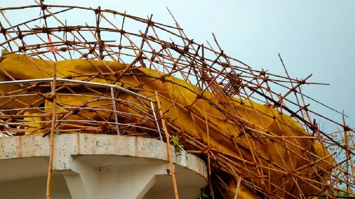 भंडाऱ्याच्या ऐतिहासिक पवनी शहरातील चंद्रमणी मैदानावर उभारण्यात आलेली भगवान गौतम बुद्धांची 51 फूट उंचीची मूर्ती देखील वादळी वाऱ्यामुळे कोसळल्याची घटना घडली.