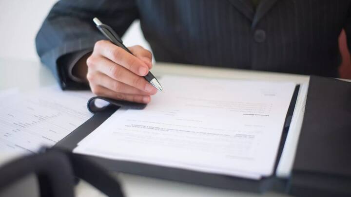 वहीं अगर किसी ने आपको धोखा देने के इरादे से एग्रीमेंट किया हो. तो फिर आप उसके खिलाफ धोखाधड़ी का केस भी तैयार कर सकते हैं. कोर्ट इस स्थिति में भी आपको डबल मुआवजा देने का आदेश दे सकता है. केस फाइल करने से पहले किसी वकील से जरूर सलाह ले लें.