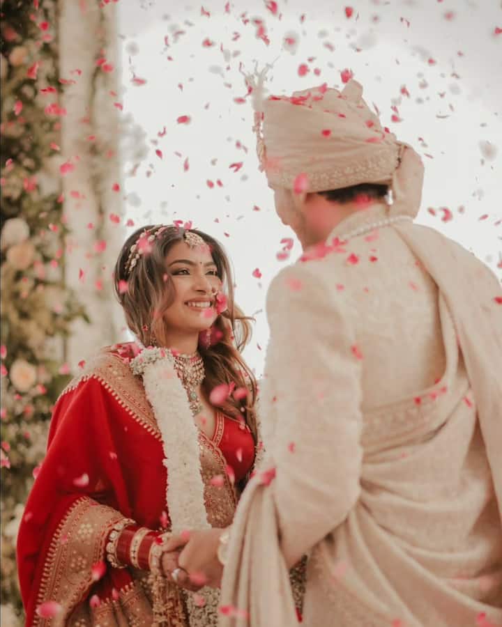 ये शादी हिमाचल प्रदेश की शांत पहाड़ियों में बसे आईटीसी होटल, तवलीन, चैल में हुई है, जहां मल्हान परिवार और राठौर परिवार के क्लोज फ्रेंड्स और रिलेटिव्स पहुंचे थे.