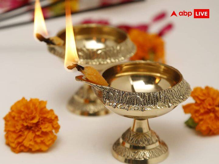 घर के उत्तर दिशा में भी आज के दिन एक दीपक जलाएं. इस दिशा को वास्तु में बहुत शुभ माना जाता है. यह दिशा धन के देवता कुबेर से संबंधित है. इसलिए उत्तर दिशा में दीपक जलाना न भूलें.