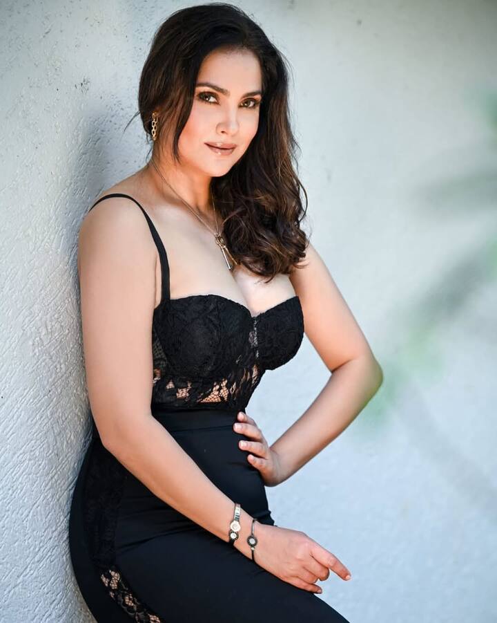 लारा दत्ता ने अंदाज फिल्म से बॉलीवुड में कदम रखा था.इस फिल्म में लारा के संग अक्षय कुमार और प्रियंका चोपड़ा भी नजर आए थे.