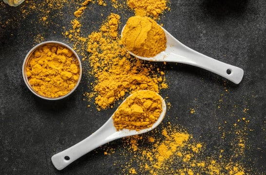 नींबू और हल्दी: नींबू और हल्दी मिलकर स्किन को अंदर से चमकाते हैं. एक चम्मच हल्दी में कुछ बूंदें नींबू की मिलाएं. इस पेस्ट को अंडरआर्म्स पर लगाकर 10 मिनट बाद धो लें. हफ्ते में 3 बार इस्तेमाल करें. ये न सिर्फ कालापन हटाएगा, बल्कि स्किन को फ्रेश और टाइट भी बनाएगा.