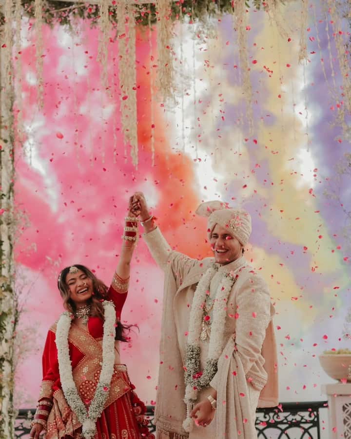 'बिग बॉस ओटीटी 2' के फाइनलिस्ट रहे अभिषेक मल्हान यानी फुकरा इंसान के भाई निश्चय मल्हान ने अपनी लॉन्ग टाइम गर्लफ्रेंड से  9 जून को शादी कर ली है.