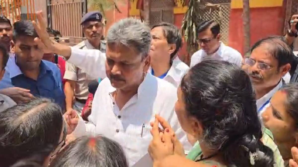 शिक्षा मंत्री सुनील कुमार की गाड़ी के आगे लेटे BPSC TRE- 3 के अभ्यर्थी, भीड़ के बीच से जैसे-तैसे निकले
