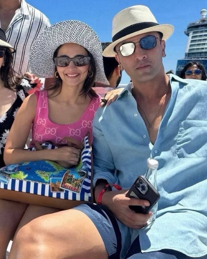 According to the report of Business Today, the price of Ranbir-Alay's new house is worth 250 crores. If this is true, then his house will become the most expensive celebrity house in Mumbai.