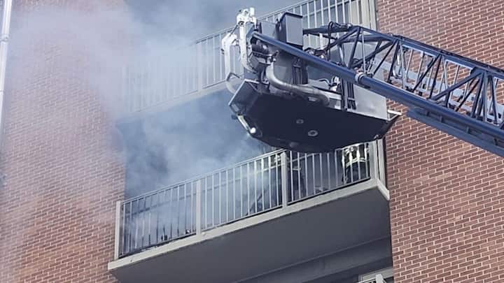 इसके साथ ही गीले कपड़े से अपने मुंह और नाक को भी ढक लें. गीला कपड़ा फिल्टर का काम करता है. इस दौरान अपने फ्लोर पर झुक जाए, क्योंकि धुंआ ऊपर की ओर उठता है. इसीलिए जमीन पर रहने से आप सुरक्षित रहेंगे. अगर आपकी बिल्डिंग में फायर एग्जिट नहीं है. तो आप बालकनी से रेस्क्यू का सिग्नल दे सकते हैं.