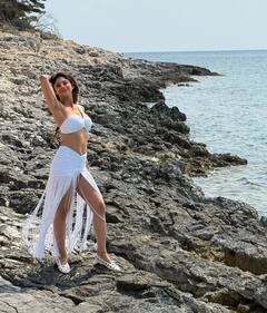 शिल्पा शेट्टी ने व्हाइट ड्रेस में फ्लॉन्ट किया कर्वी फिगर, क्रूज पर दिए ऐसे-ऐसे पोज की फैंस के उड़ गए होश