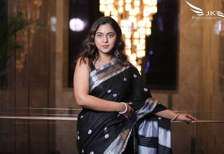 मृण्मयी सोशल मीडियावर प्रचंड सक्रिय असते, इंस्टाग्रामवर तिचे 787K फॉलोवर्स आहेत.