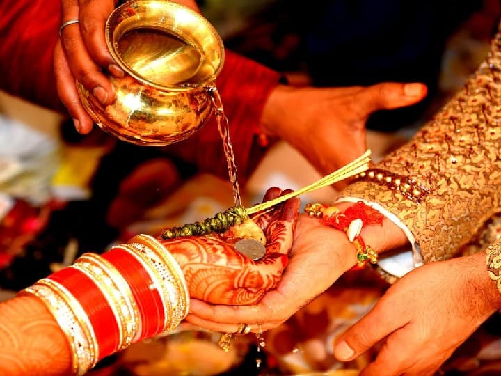 वहीं जो लोग आषाढ़ अमावस्या या पूर्णिमा के दिन तुलसी माता को लाल रंग की चुनवी चढ़ाएं. मान्यता है इससे धन-वैभव की प्राप्ति होती है.
