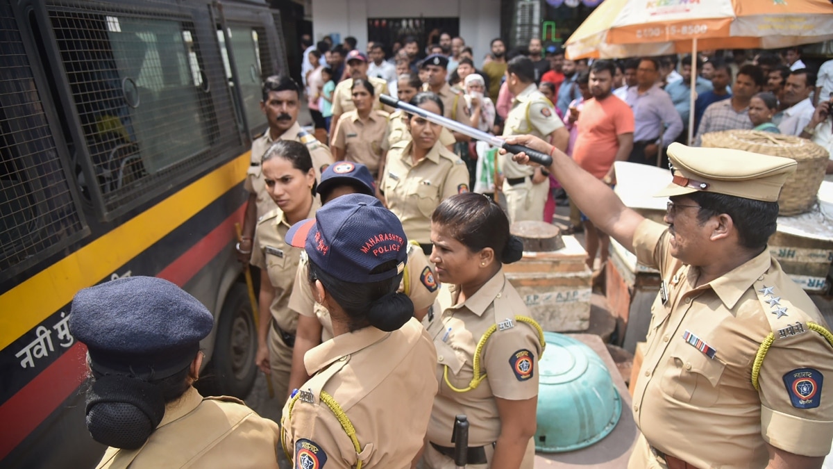 मुंबई: ग्रांट रोड के वेश्यालय पर पुलिस की बड़ी कार्रवाई, 8 गिरफ्तार, 10 महिलाओं को कराया रेस्क्यू