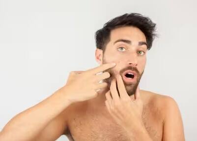 ત્વચા અને ચહેરા પર અસર: ધૂમ્રપાન કરનારાઓની ત્વચા સમય પહેલા વૃદ્ધ દેખાવા લાગે છે. ચહેરા પર કરચલીઓ, ઢીલી ત્વચા અને ડાર્ક સર્કલ્સ સામાન્ય બની જાય છે. સિગારેટ તમારી કુદરતી ચમક છીનવી લે છે.