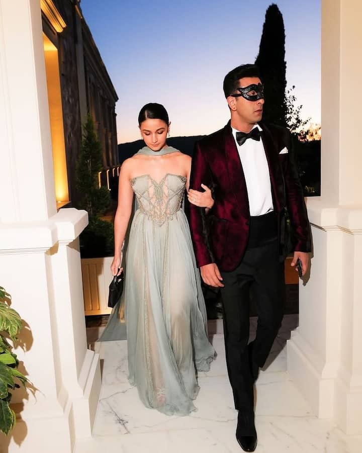 दोनों के नए बंगले में रूफ टॉप गार्डन और बड़ी बालकनी है, ऐसा कहा जा रहा है कि इन दोनों का ये घर शाहरुख खान के मन्नत ने भी ज्यादा महंगा है.