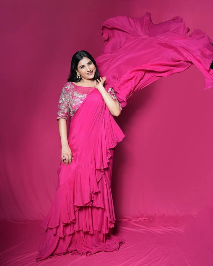 ఫోక్ సాంగ్స్ తో పాటూ ఎన్నో సినిమాల్లో పాటలు పాడి మెప్పించింది. ముఖ్యంగా బోనాలు, శివరాత్రి పాటలతో బాగా ఫేమస్ అయింది