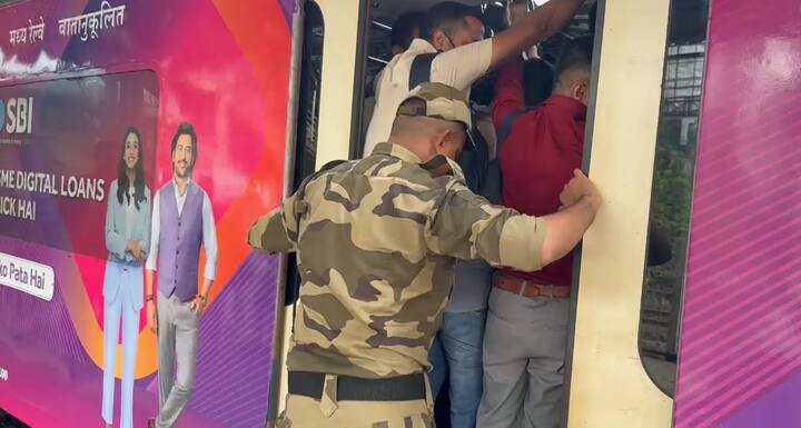 डोंबिवली फलाट क्रमांक पाच वरून जलद गतीने धावणारी एसी लोकल डोंबिवली स्टेशनवर आल्यावर प्रवाशांची पुन्हा गर्दी पाहायला मिळाली.