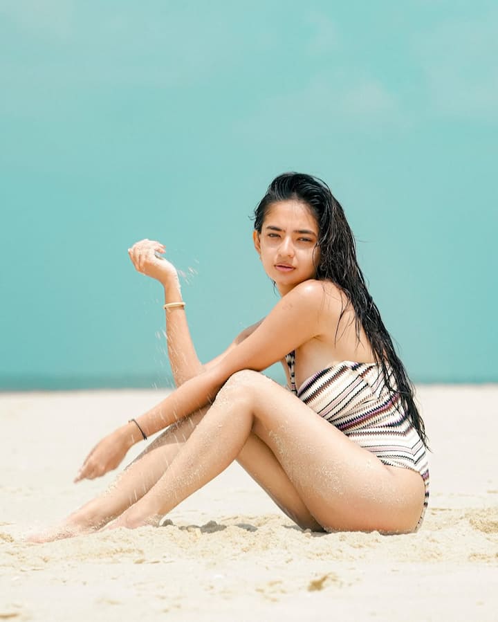 ફરી એકવાર તેણે તેના બીચ લુકની ગ્લેમરસ તસવીરો શેર કરી છે. જે બાદ સોશિયલ મીડિયાનું તાપમાન વધી ગયું છે.