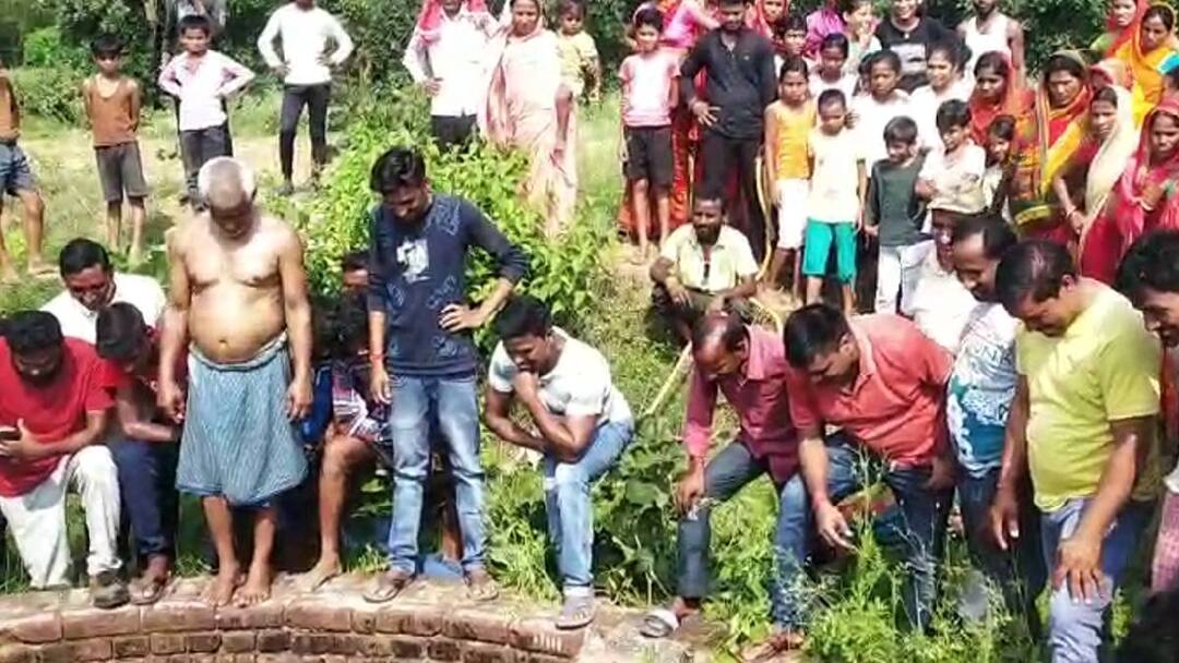 Dead bodies of woman and two innocent children were found in well at Banka ann बांका में महिला और 2 मासूम बच्चे का कुएं से मिला शव, देखने के लिए उमड़ पड़ी भीड़