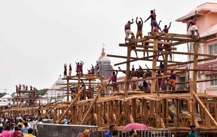 ভক্তদের বিশ্বাস, রাজবৈদ্যের আয়ুর্বৈদিক পাঁচন খেয়ে ১৫ পর সুস্থ হয়ে ওঠেন জগন্নাথ দেব। সুস্থ হয়ে উঠেই জগন্নাথ,বলরাম ও সুভদ্রা মাসির বাড়ি যাওয়ার তোড়জোড় করেন। রাজবেশে সজ্জিত হয়ে, মহাসমারোহে  রথে চেপে তাঁদের মাসির বাড়ি যান। 