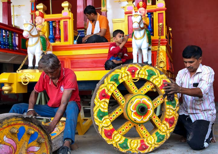 ১০৮ ঘড়া জলে স্নান করে গরমের পর শরীর শীতল করেন জগন্নাথ - বলরাম - সুভদ্রা। আর তারপরই  প্রবল জ্বরে কাবু হন মহাপ্রভু। রথযাত্রার দিন ফের দর্শন মিলবে জগন্নাথদেবের।