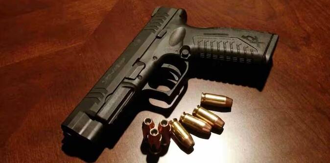 2018માં અમેરિકાની કુલ વસ્તી લગભગ 32.67 કરોડ હતી, પરંતુ આશ્ચર્યજનક રીતે ત્યાં શસ્ત્રોની સંખ્યા આનાથી પણ વધુ લગભગ 39.33 કરોડ નોંધાઈ હતી. આનો સીધો અર્થ એ છે કે અમેરિકામાં માથાદીઠ કરતાં વધુ શસ્ત્રો ઉપલબ્ધ છે. આ રિપોર્ટમાં સૌથી ચોંકાવનારી વાત એ હતી કે ભારત, જે વિશ્વમાં શાંતિપૂર્ણ વિદેશ નીતિ માટે જાણીતું છે, તે શસ્ત્રો રાખવાની બાબતમાં બીજા સ્થાને છે. આ માહિતી ખાસ એટલા માટે પણ છે કારણ કે આ રિપોર્ટમાં નોંધાયેલા અને રજિસ્ટ્રેશન ન થયું હોય તેવા બંને પ્રકારના શસ્ત્રોની ગણતરી કરવામાં આવી છે.