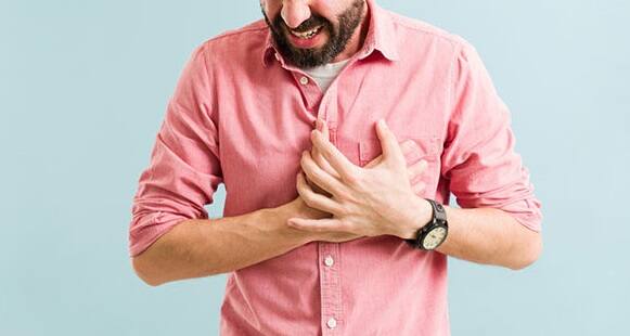 Heart Attack News: ઘણીવાર જ્યારે આપણે હાર્ટ એટેક વિશે વિચારીએ છીએ, ત્યારે આપણા મનમાં સૌથી પહેલા જે લક્ષણો આવે છે તે છે છાતીમાં દુઃખાવો, શ્વાસ લેવામાં તકલીફ અથવા ચક્કર. આ લક્ષણો સાચા છે અને ઘણી વખત લોકો તેના આધારે ઓળખી લે છે કે હૃદયની સમસ્યા છે. પરંતુ બહુ ઓછા લોકો જાણે છે કે હાર્ટ એટેક પહેલા તમારા પગ કેટલાક ખાસ સંકેતો આપવાનું શરૂ કરે છે. આ સંકેતો નાના લાગે છે પરંતુ જો તેમને સમયસર સમજી લેવામાં આવે તો મોટા ભયથી બચી શકાય છે. આ લેખમાં, આપણે જાણીશું કે હાર્ટ એટેક પહેલા પગમાં કયા ફેરફારો જોવા મળે છે અને તમારે ક્યારે સાવધાન રહેવું જોઈએ.