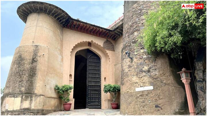 राजस्थान का नीमराना दिल्ली से सिर्फ 120 किमी दूर है. यहां का ऐतिहासिक फोर्ट पैलेस एक हेरिटेज होटल है, जो वीकेंड गेटवे के लिए बेस्ट है. आप इस फोर्ट में जिप लाइनिंग, विंटेज कार राइड और स्पा का आनंद ले सकते हैं.