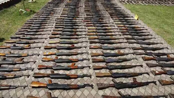 Countries with Most Firearms: Small Arms Survey 2018નો રિપોર્ટ જૂન 2018માં પ્રકાશિત થયો હતો, જેમાં નાણાકીય વર્ષ 2017નો ડેટા સામેલ છે. આ રિપોર્ટ મુજબ, વર્ષ 2006માં સમગ્ર વિશ્વમાં લગભગ 65 કરોડ શસ્ત્રો હતા, જ્યારે 2017 સુધીમાં આ સંખ્યા વધીને લગભગ 85.7 કરોડ થઈ ગઈ. એટલે કે, લગભગ 15.7 ટકાનો એકંદર વધારો જોવા મળ્યો હતો, જે વૈશ્વિક સ્તરે શસ્ત્રોની ઝડપથી વધતી હાજરી દર્શાવે છે.