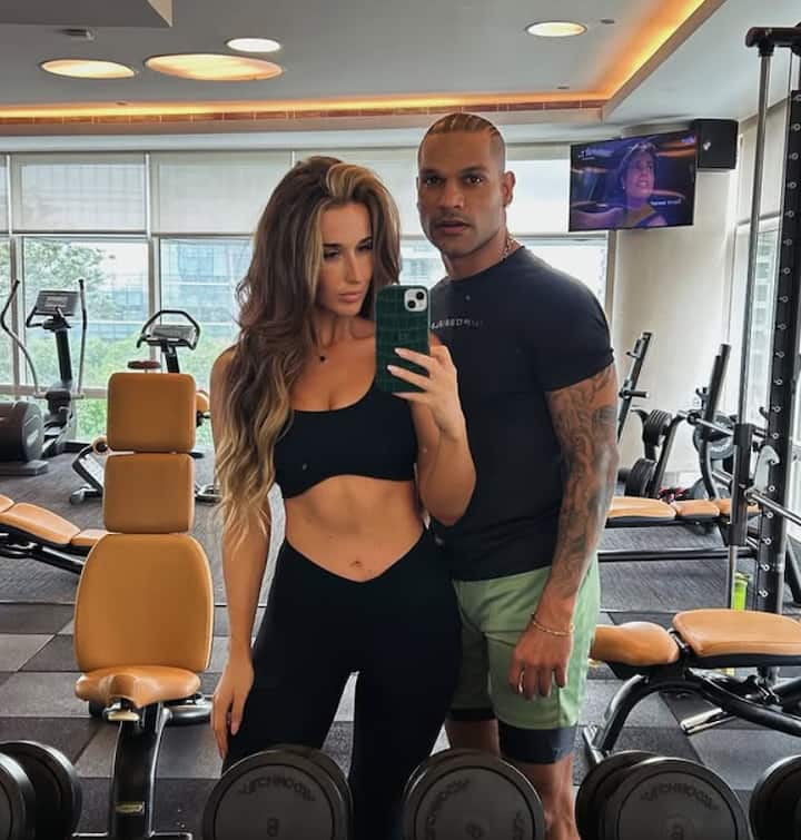 Shikhar dhawan love story with sophie shine how it started when they met for the first time indian cricket team 21 शिखर ने बताया कि उनकी पहली मुलाकात सोफी से दुबई के एक रेस्टोरेंट में हुई थी. शिखर ने बताया कि उस समय सोफी ने कैमोफ्लेज ट्राउजर और जैकेट पहना था. वह बहुत सुंदर दिख रही थी.